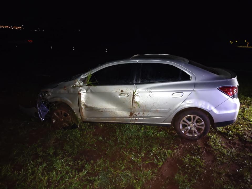 Foto 4 de 4 — Veículo capota na SP-310 e deixa motorista ferido em Araraquara